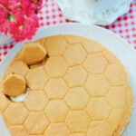 The Bee's knees cake